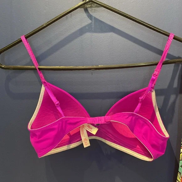 In excellent condition, magenta colored bra - Picture 3 of 7